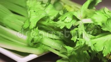 蔬菜原料食品。 新鲜的绿色芹菜切条。 抗氧化纯素植物减肥瘦身食谱